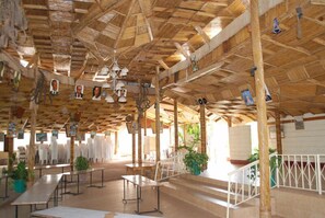 Se sirven desayunos, comidas, cenas y cocina local e internacional 