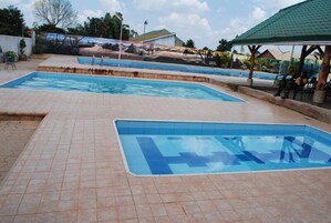 Una piscina al aire libre