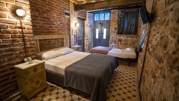 Deluxe Room | Minibar, blackout drapes, soundproofing, free WiFi