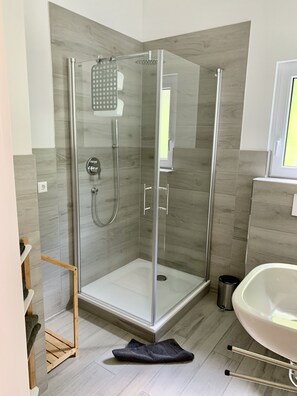 Een douche, een haardroger, handdoeken, zeep