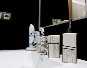 奢華公寓 | 浴室 | 淋浴設備、免費盥洗用品、吹風機、坐浴桶