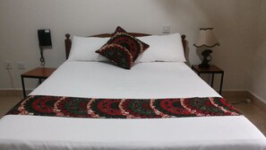 Individually decorated, desk, laptop workspace, soundproofing - White Castle Hotel Arua (Arua)