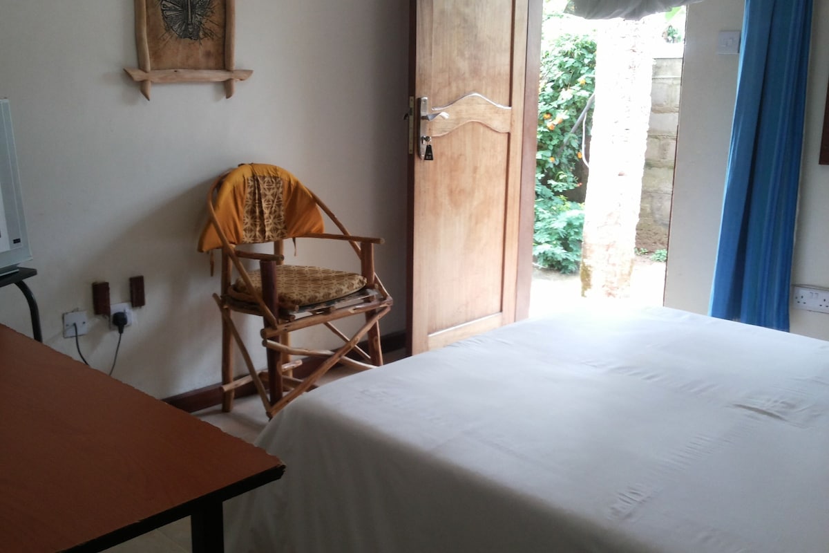 Desk, laptop workspace, soundproofing, WiFi (free)