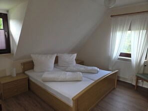 2 bedrooms, iron/ironing board, WiFi