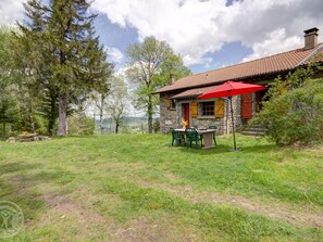 Outdoor dining - Cozy lodging for 6 near slopes, pets allowed (Jeansagnière)