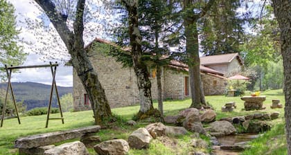 Ski Chalet: Cozy 3-BR with Fireplace, Near Chalmazel Slopes, Ideal for Families