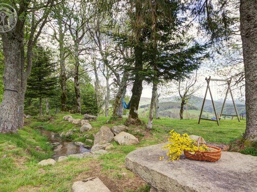 Cozy lodging for 6 near slopes, pets allowed