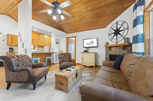 Casa de campo, 2 habitaciones | Zona de estar | Una Smart TV