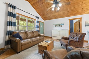 Cottage, 2 Bedrooms | Living area | Smart TV - Paradise Lodge 2 Bedroom Home by RedAwning (Reeds Spring)