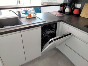 Kühlschrank, Mikrowelle, Ofen, Herdplatte