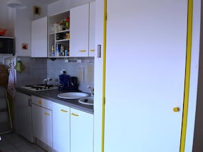 冷蔵庫、オーブン、コンロ