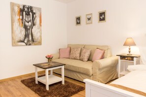 Premium Apartment, Balcony, City View | Living room | 145-cm flat-screen TV with digital channels, Smart TV, Netflix - Motru 75 by MRG Apartments (Bucharest)