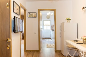 Apartamento Premium, balcón, vistas a la ciudad | Cocina privada | Frigorífico grande, microondas, placa de cocina y cafetera o tetera