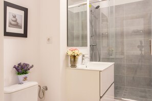 Bathroom - Motru 75 by MRG Apartments (Bucharest)
