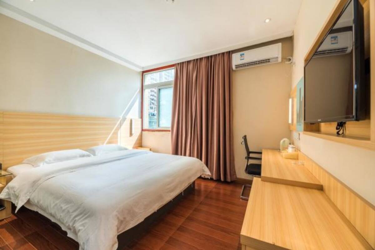 Desk, blackout curtains, free WiFi, bed sheets