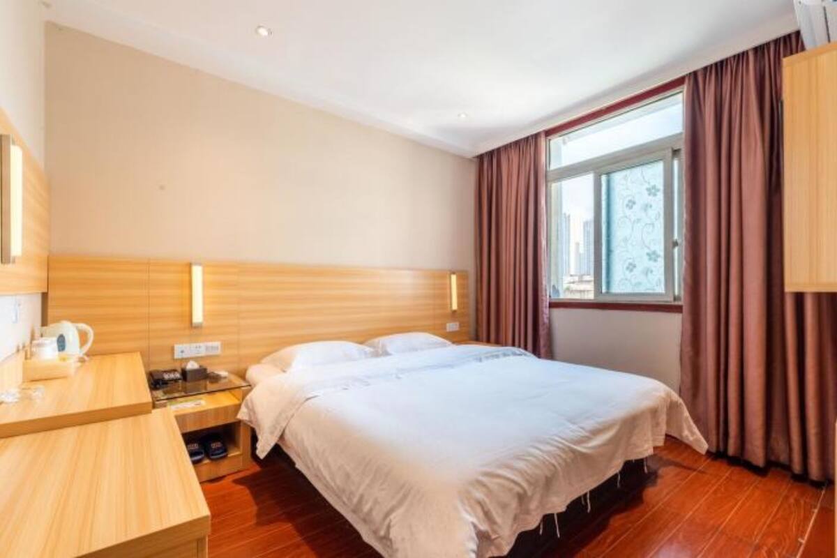 Desk, blackout curtains, free WiFi, bed sheets