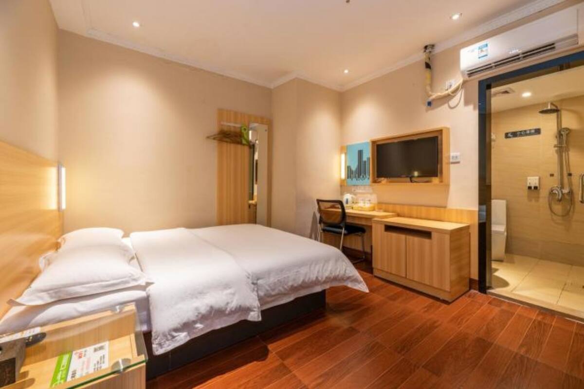 Desk, blackout curtains, free WiFi, bed sheets