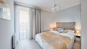 Departamento (36, Orła Białego 1) | Espacio para trabajar con laptop y tabla de planchar con plancha 