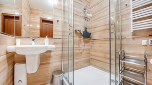 Studiosuite (24A, Orla Bialego 11) | Badezimmer | Dusche, Haartrockner, Handtücher