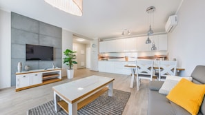 Apartamento (36, Orła Białego 1) | Cocina básica privada | Frigorífico, placa de cocina, hervidor eléctrico y utensilios de cocina