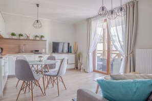 Apartamento (21, Orla Bialego 11) | Espacio para trabajar con un portátil y tabla de planchar con plancha