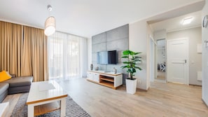 Apartamento (36, Orła Białego 1) | Zona de estar | Una televisión de pantalla plana