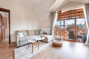 Apartamento (32, Orla Bialego 11) | Espacio para trabajar con un portátil y tabla de planchar con plancha