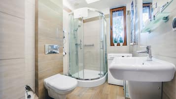 Apartamento (12, Orla Bialego 5) | Baño | Ducha, secador de pelo y toallas