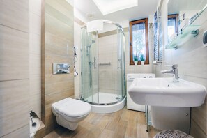 Appartement (12, Orla Bialego 5) | Badkamer | Een douche, een haardroger, handdoeken