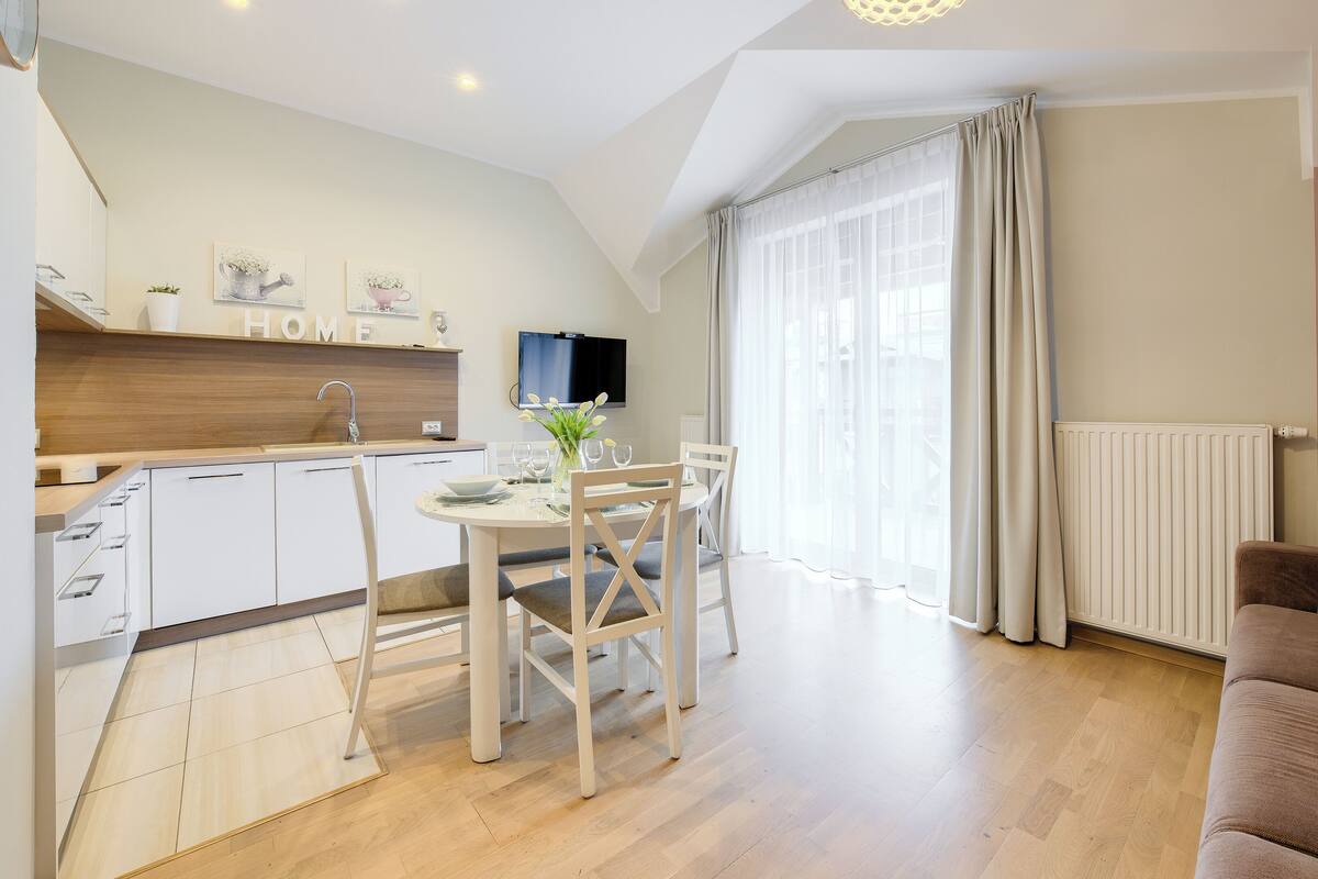 Apartamento, balcón | Zona de estar | Una televisión de pantalla plana