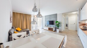Departamento (36, Orła Białego 1) | Área de sala de estar | Televisión de pantalla plana 