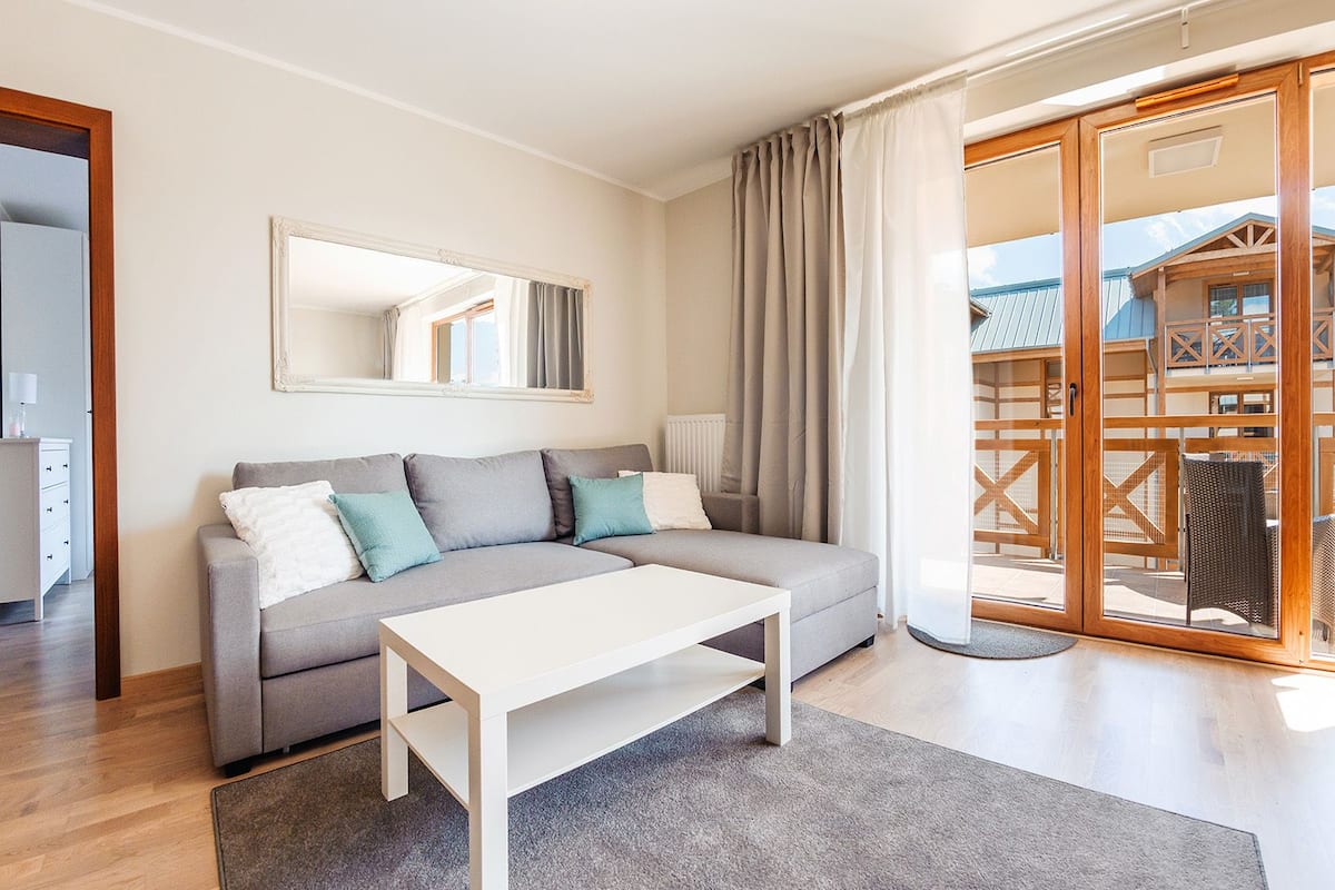Apartamento (24, Orla Bialego 11) | Espacio para trabajar con un portátil y tabla de planchar con plancha