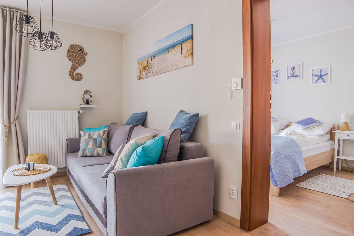 Apartamento (21, Orla Bialego 11) | Espacio para trabajar con un portátil y tabla de planchar con plancha