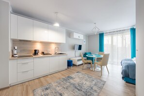 Suite estudio (32, Orla Bialego 1) | Cocina básica privada | Frigorífico, placa de cocina, hervidor eléctrico y utensilios de cocina
