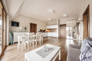 Apartamento (32, Orla Bialego 9) | Espacio para trabajar con un portátil y tabla de planchar con plancha