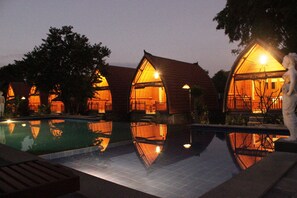 Una piscina al aire libre