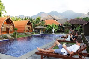 Una piscina al aire libre