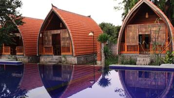 Una piscina al aire libre