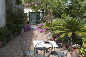 Outdoor dining - BUGANVILLEA B&B room in a suggestive 19th century villa on the slopes of Etna (Trecastagni)