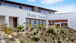 En moderne bygning med et skilt, der siger "Hotel Nautic".