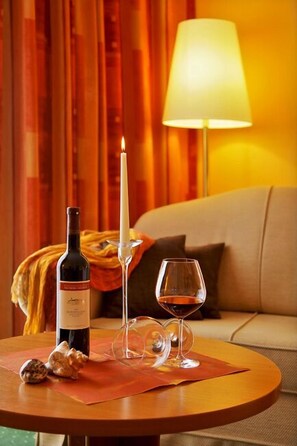 Tallelokero huoneessa, työpöytä, äänieristys, ilmainen Wi-Fi