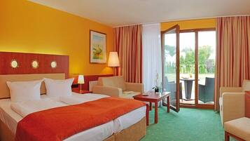 Junior Suite | 1 bedroom, in-room safe, desk, soundproofing