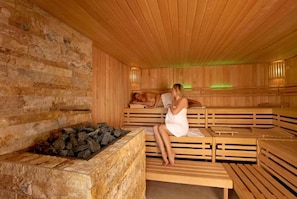 Massage đá nóng, tẩy tế bào chết, liệu pháp ấn huyệt đạo 