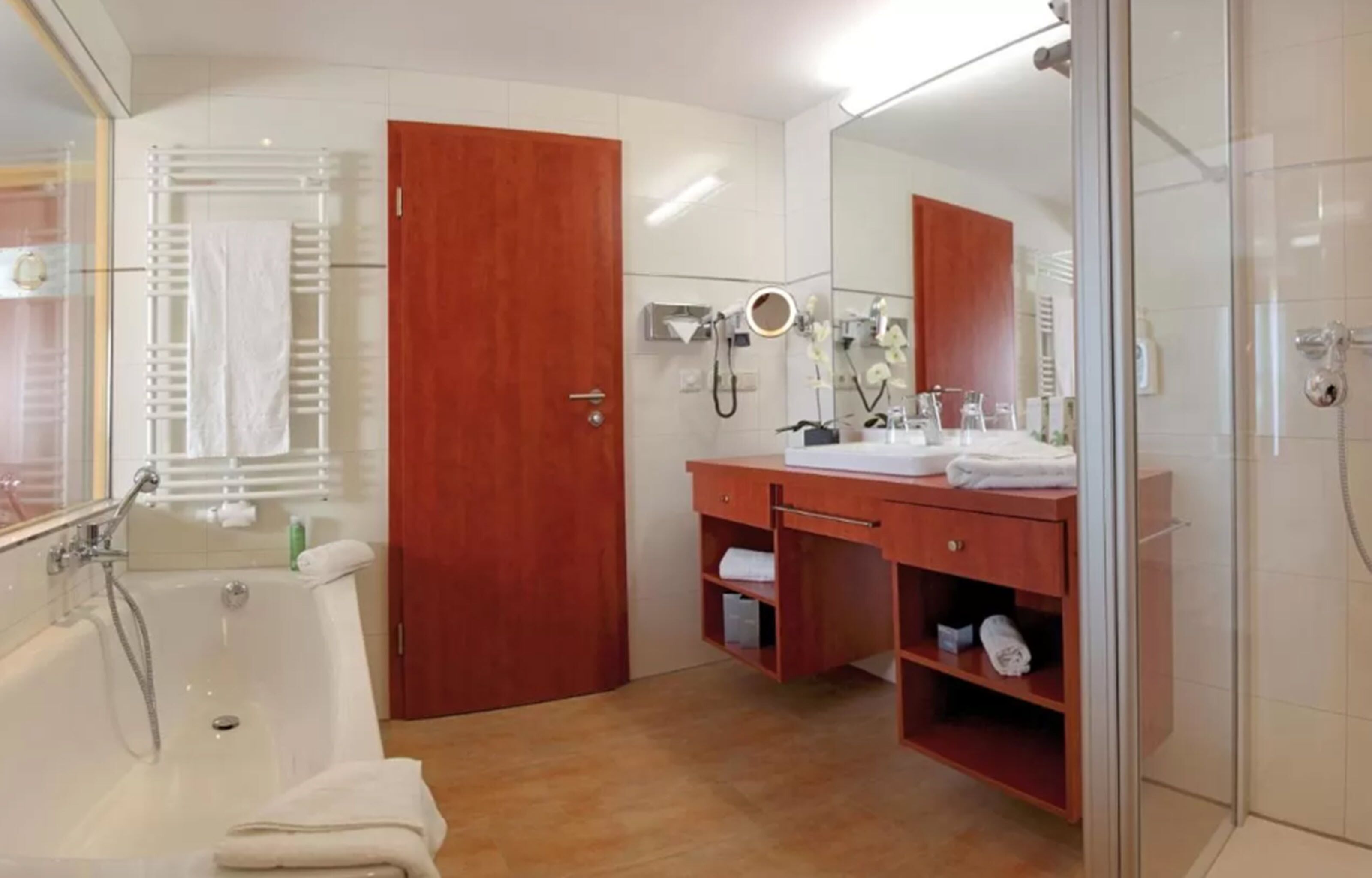 junior suite | bathroom | free toiletries, hair dryer, bathrobes, towels