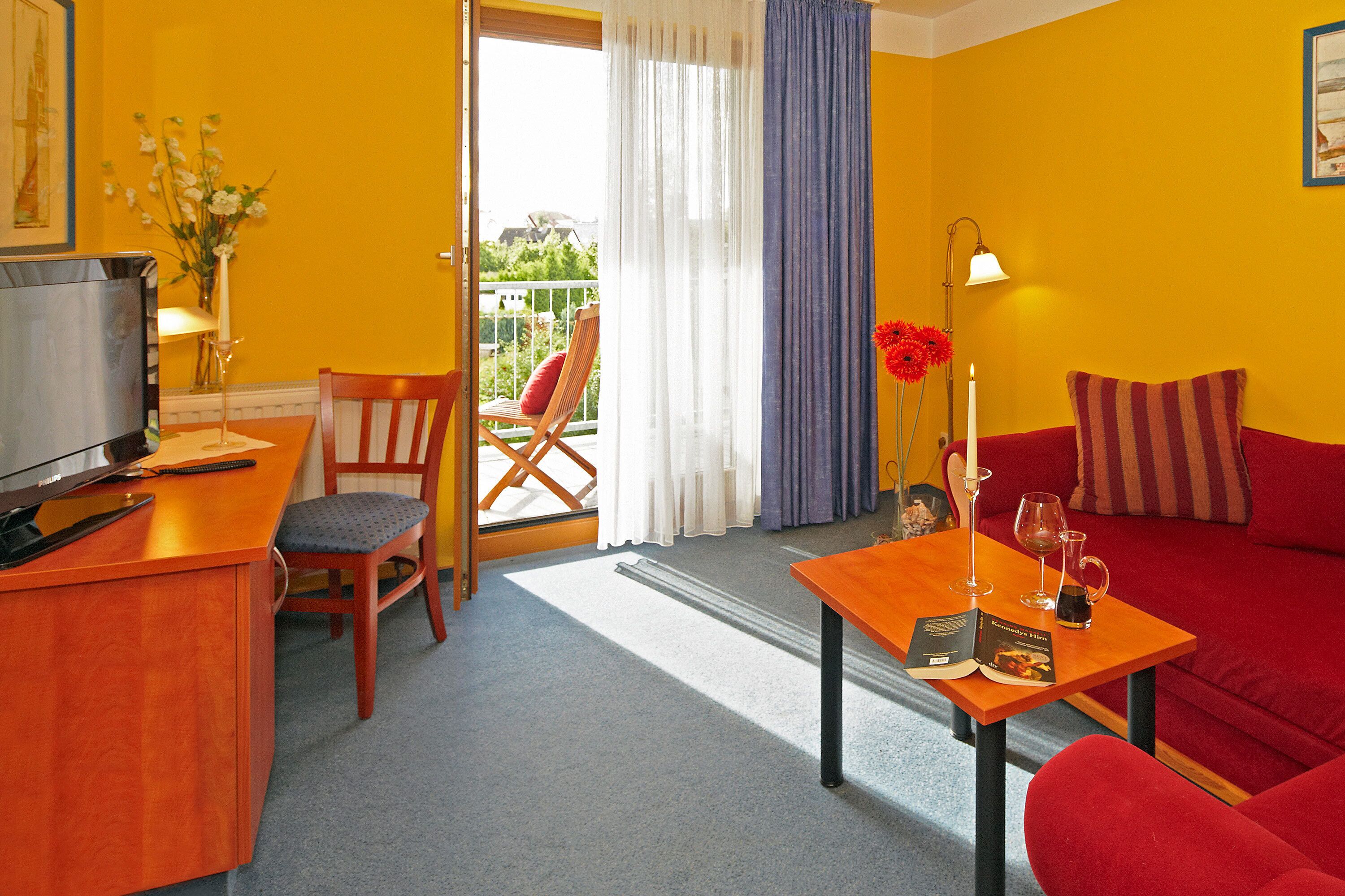 suite, 1 bedroom | living area | flat-screen tv