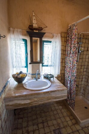 Regadera, amenidades de baño gratuitas, secadora de cabello, toallas