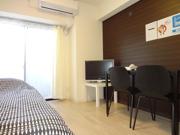 Desk, laptop workspace, blackout curtains, iron/ironing board - Racine Higashiueno (Tokyo)