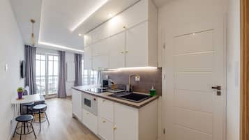 Studio Suite (16) | Private kitchenette | Fridge, stovetop, electric kettle, cookware/dishes/utensils