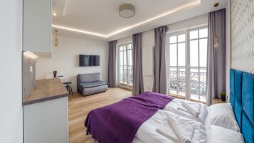 Studio Suite (16) | Living area | Flat-screen TV