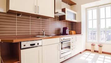Refrigerador, placa de cocina, tetera/pava eléctrica